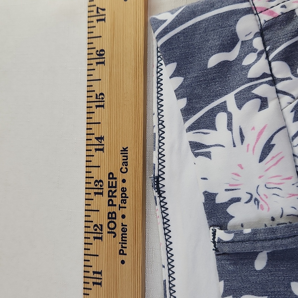 Dear John Floral Cuffed Shorts. Size 30 (10) - Picture 7 of 9